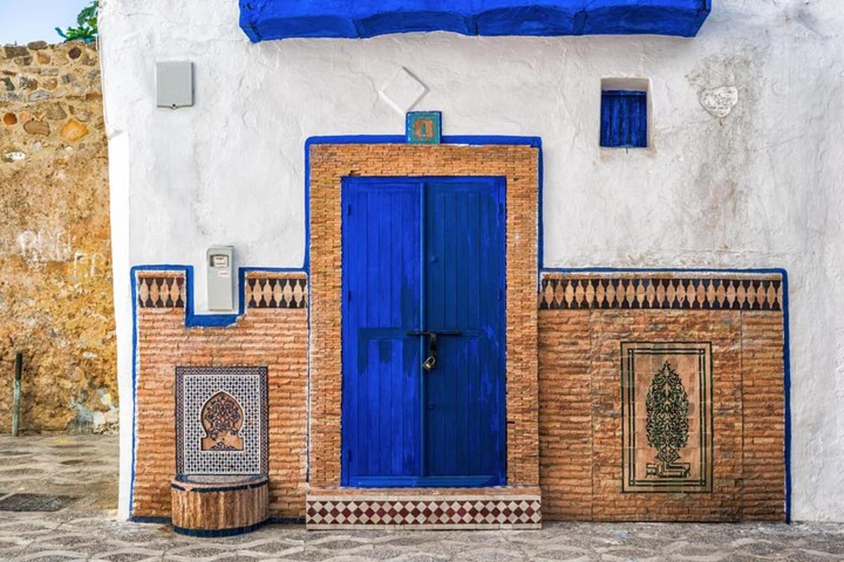 una porta blava al costat d'un edifici