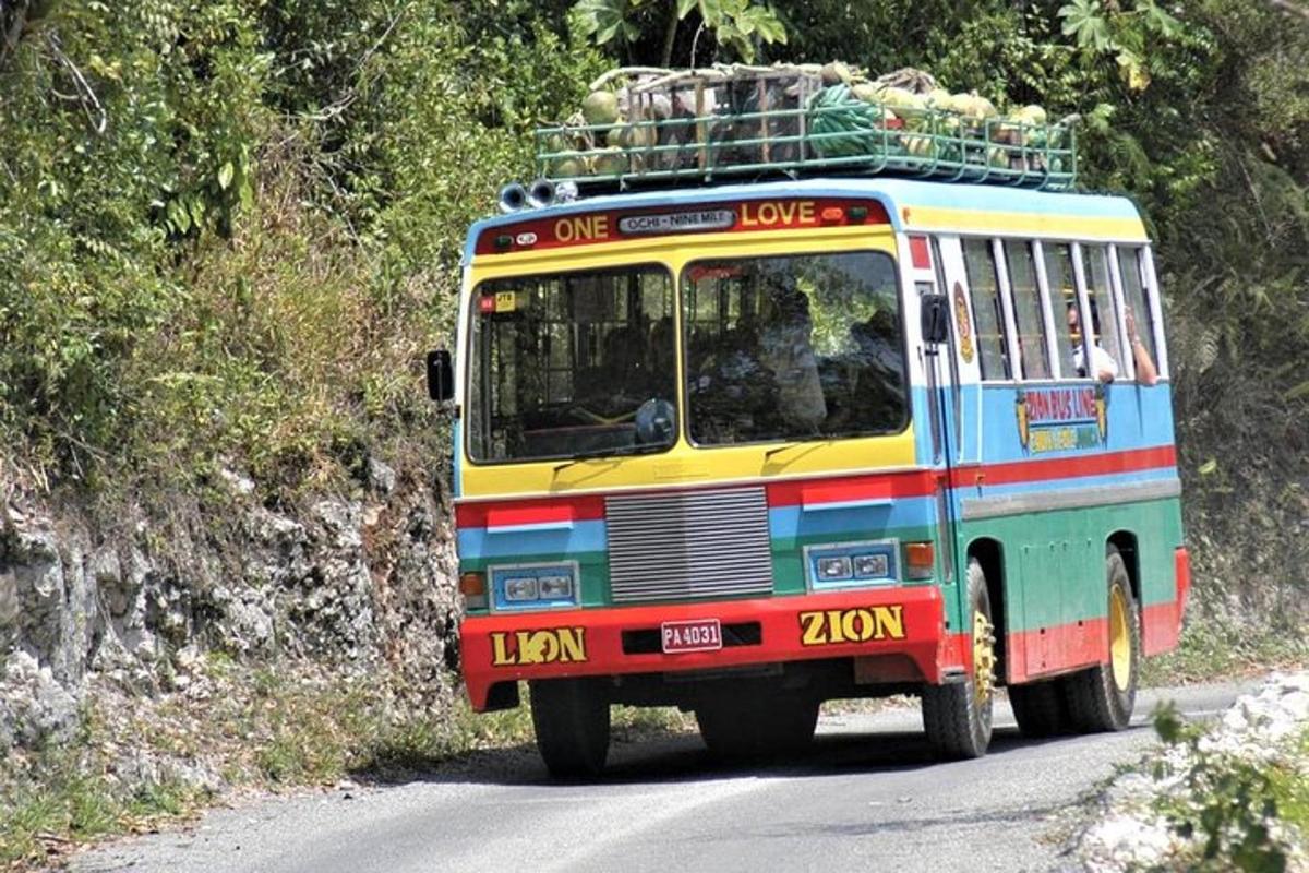 un autobús de colors circulant per una carretera