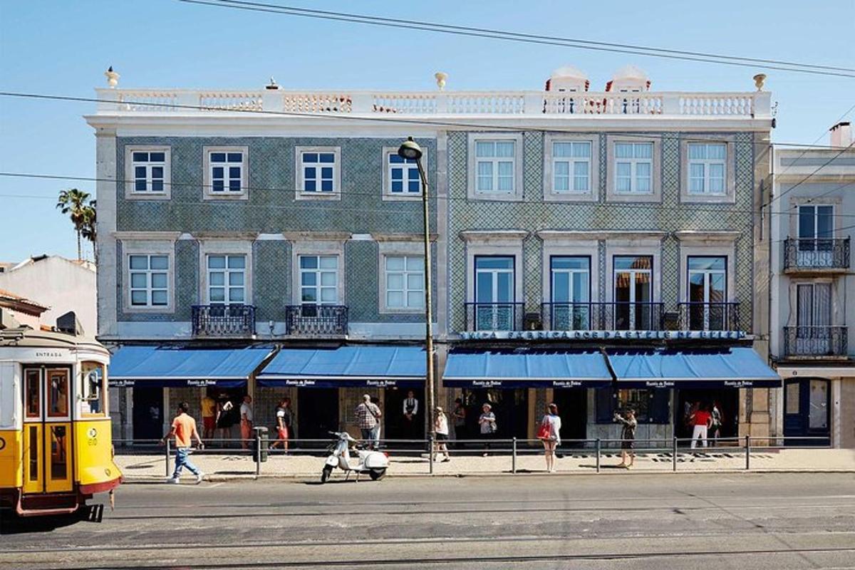 un edifici en un carrer de la ciutat amb un tramvia