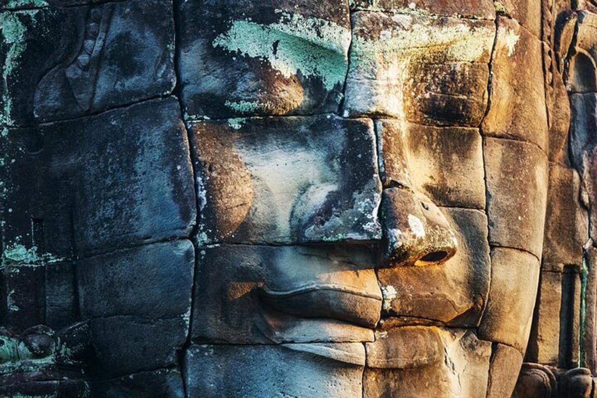 una statua di pietra di un volto su un muro