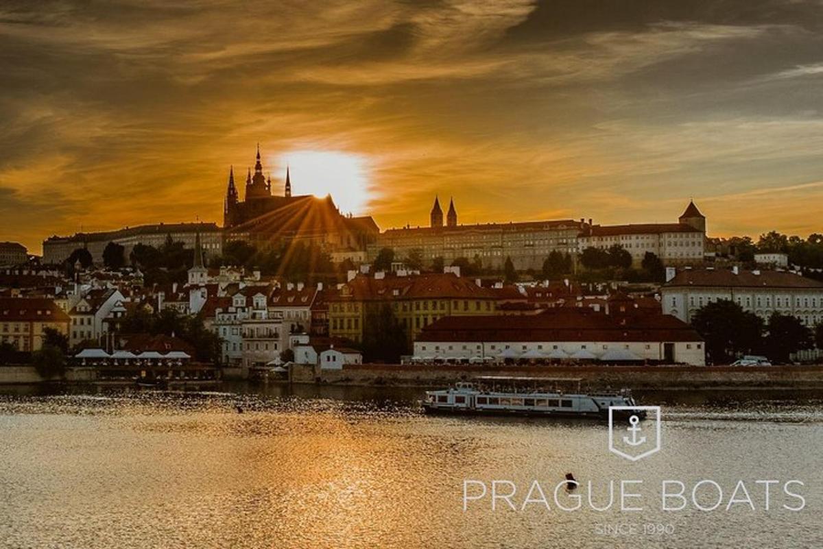 pohled na město s řekou a hradem