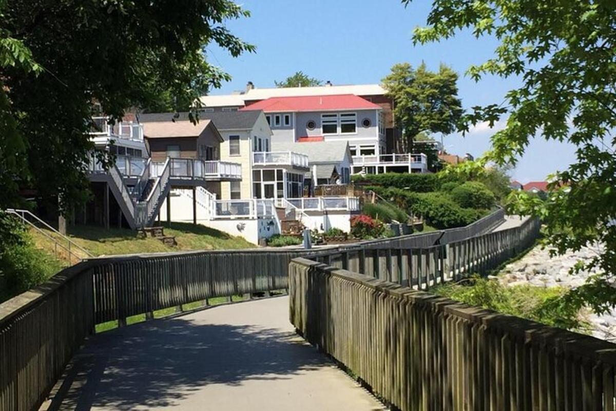 uma casa na praia com uma cerca de madeira