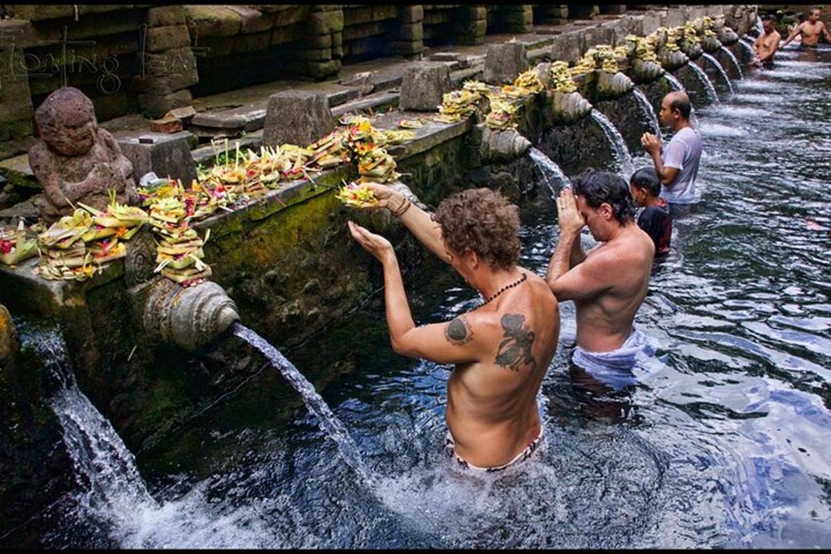 水の中でバナナを食べている男性グループ