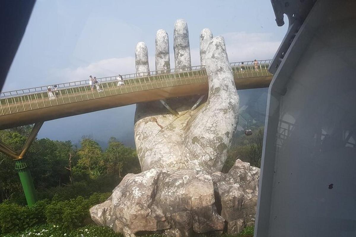 一座建在岩石上的桥，人们在上面行走