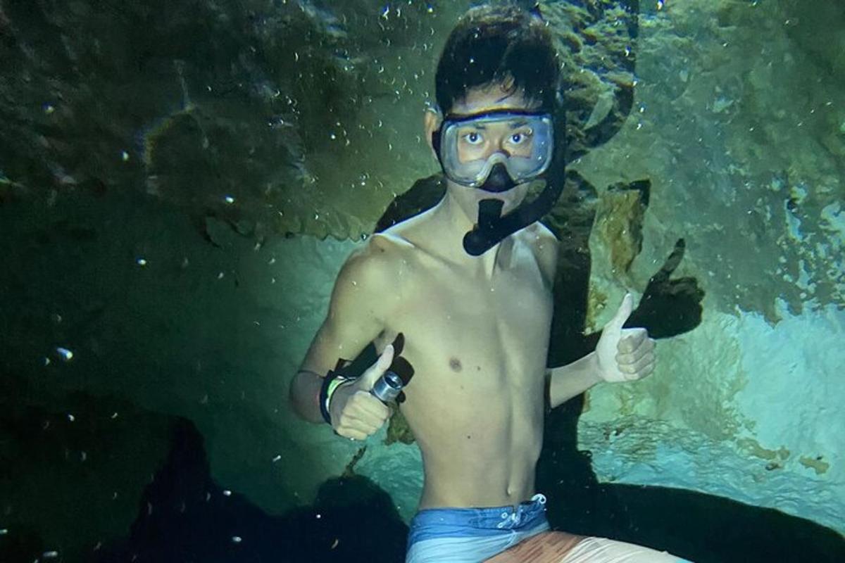 一名戴着面具在水中的男子