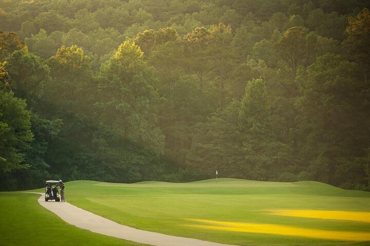 paar sõidab golfikäruga golfirajal