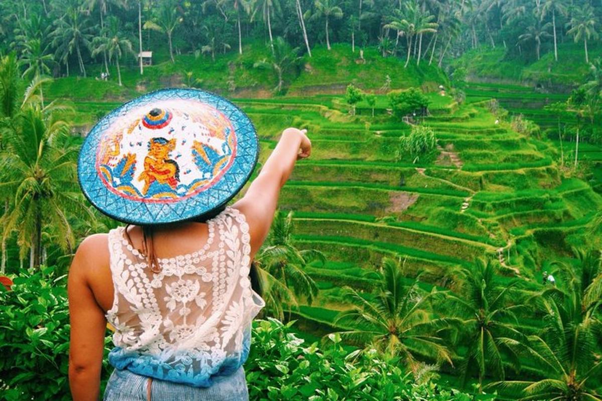 một người phụ nữ đội mũ đang nhìn vào cánh đồng lúa