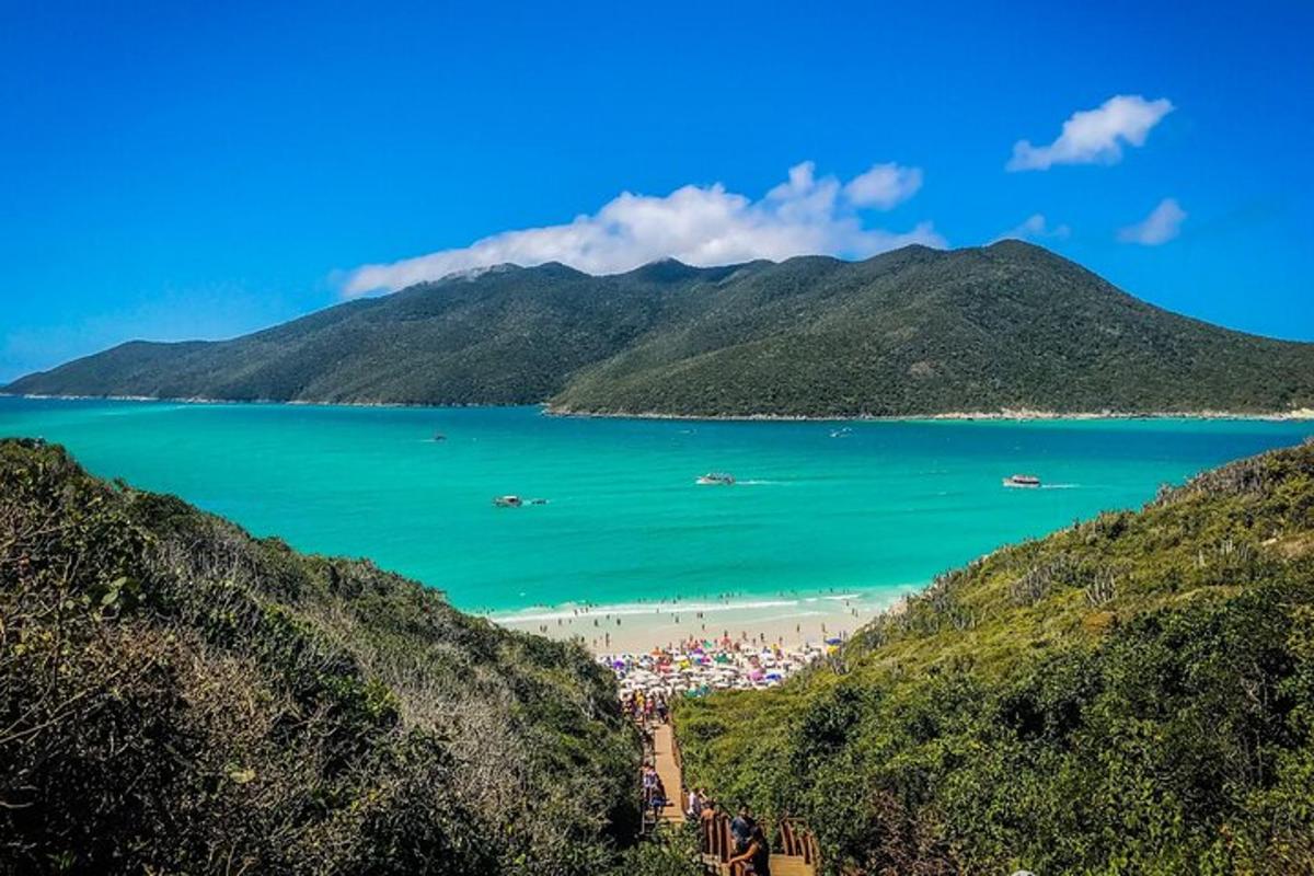 海滩与山脉和海洋的景色