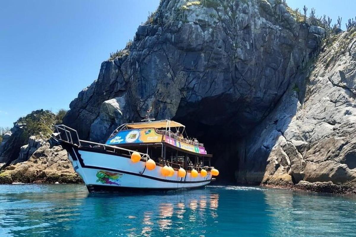 sebuah perahu di air di samping formasi batuan