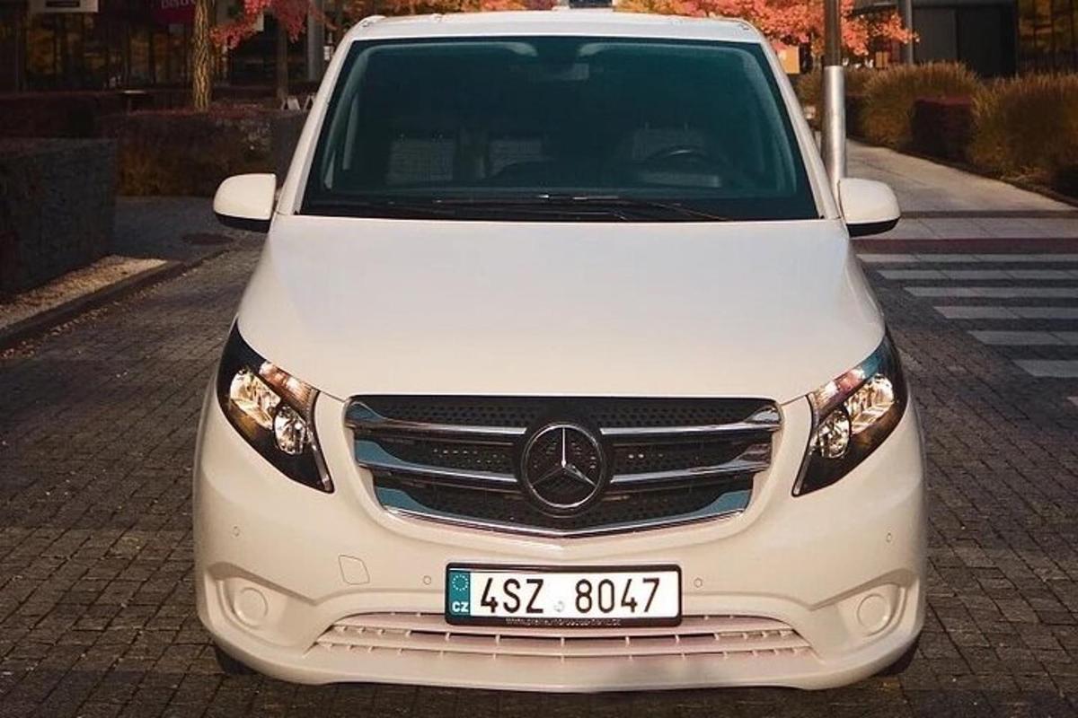 bílé auto zaparkované na parkovišti