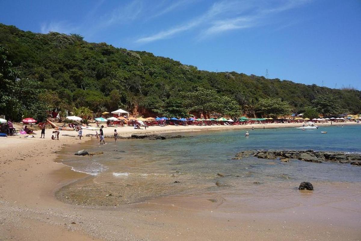 un gruppo di persone su una spiaggia con l'oceano