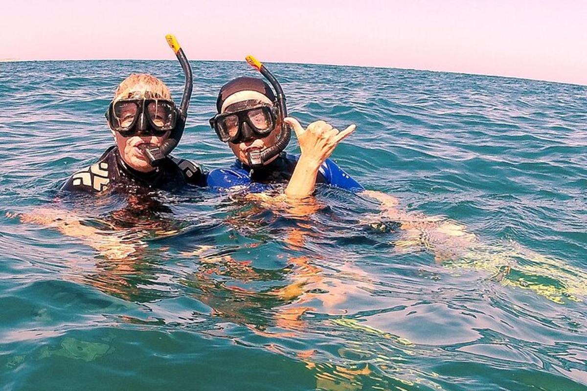 двоє людей у воді в океані