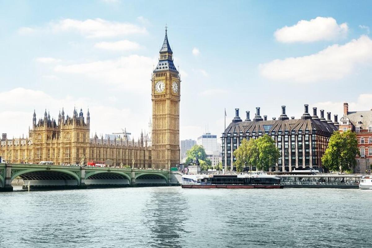 pemandangan menara jam big ben dan sungai thames