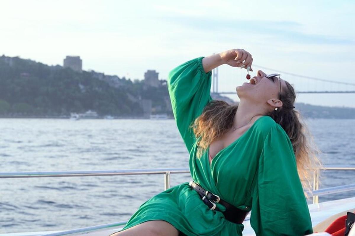 eine Frau in einem grünen Kleid sitzt auf einem Boot