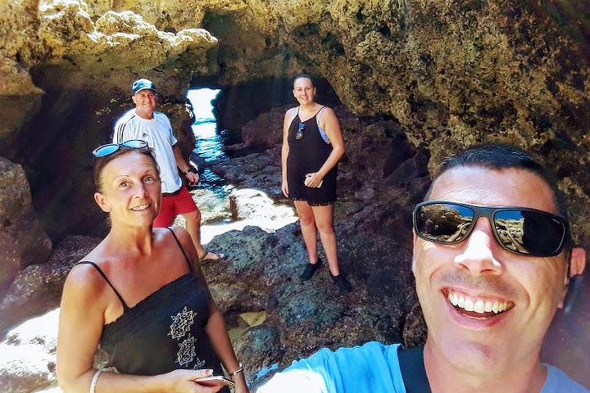 um grupo de pessoas em pé em uma caverna