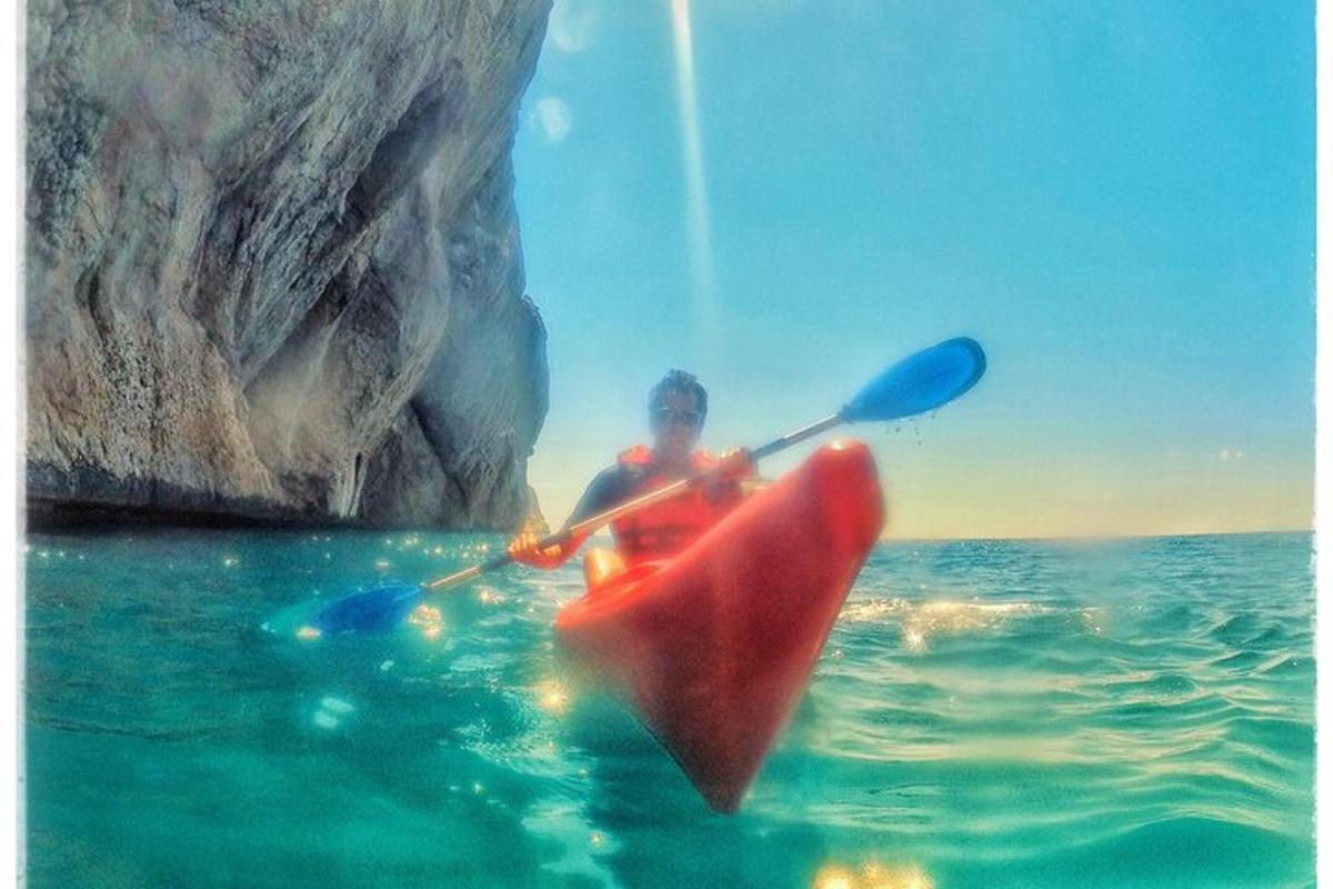 un uomo è in kayak nell'acqua