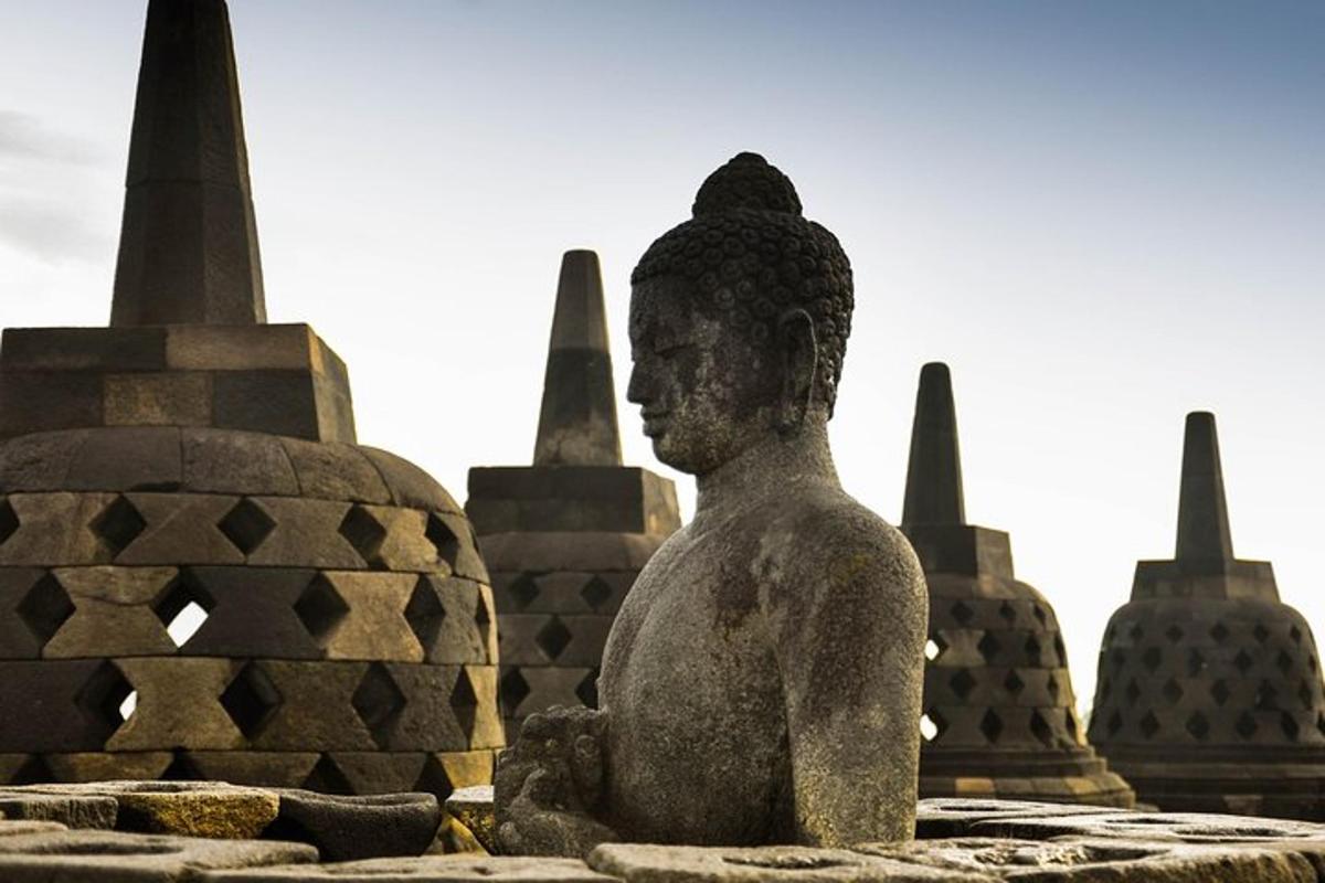 una statua di una persona seduta davanti a un monumento