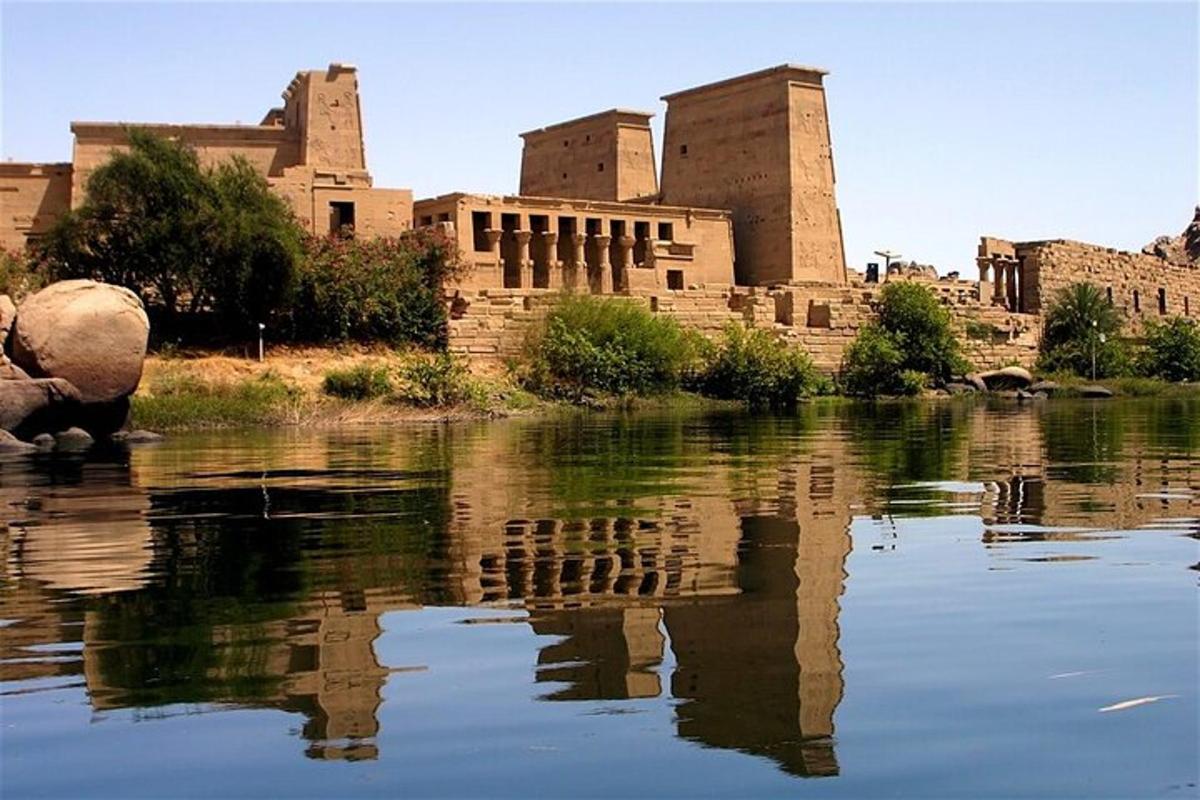 Un edificio antiguo se refleja en un cuerpo de agua.