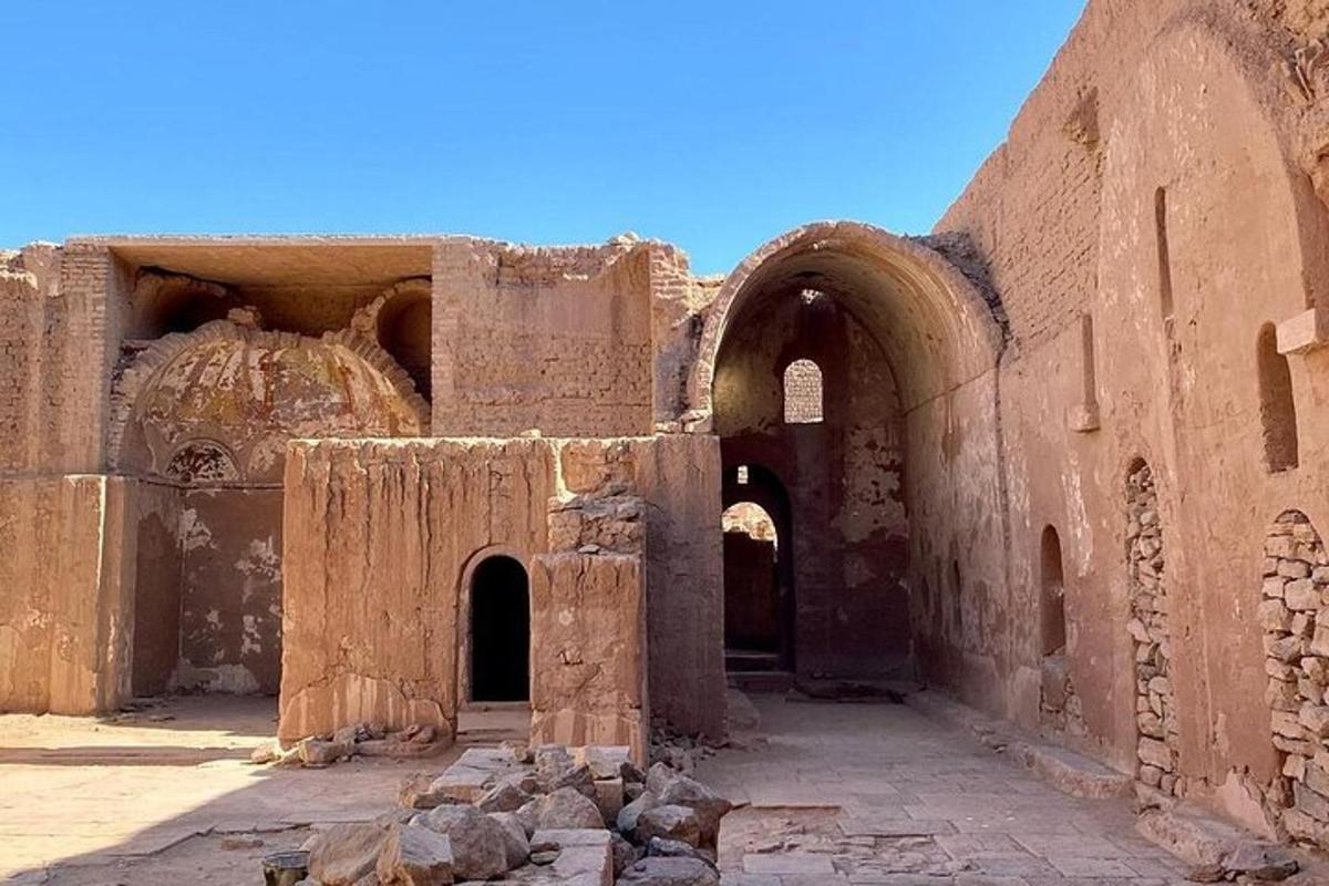 um antigo edifício de tijolos com arcos em um deserto