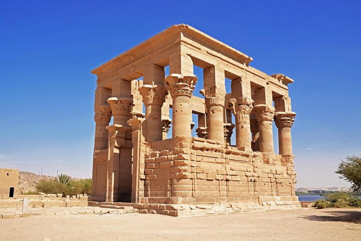 um edifício antigo com colunas no deserto