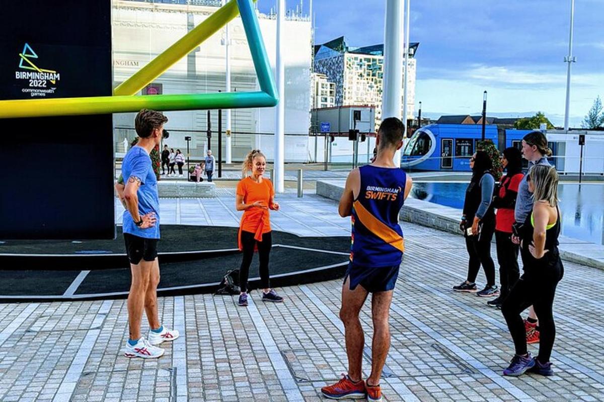 un gruppo di persone in piedi in un parco giochi