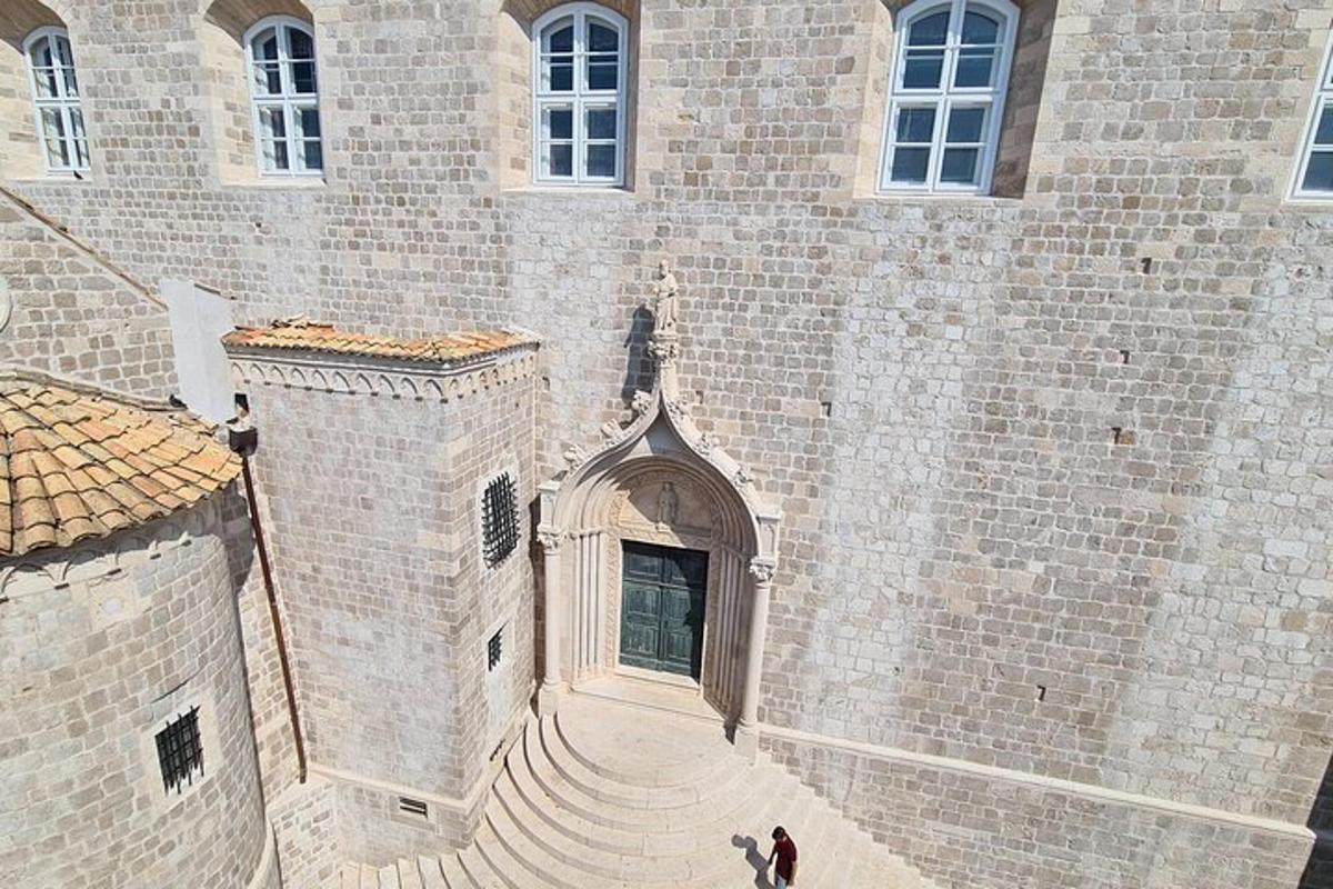 um grande edifício de tijolos com uma porta