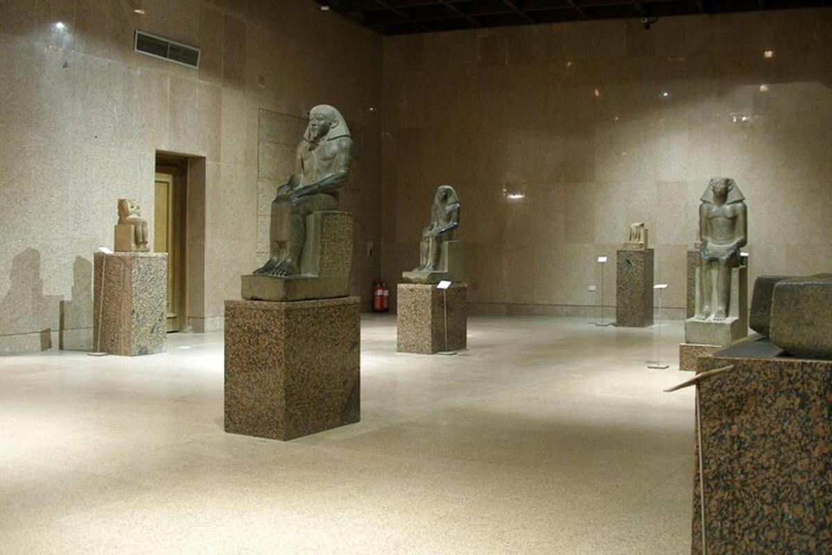 en gruppe statuer i et rom i et museum