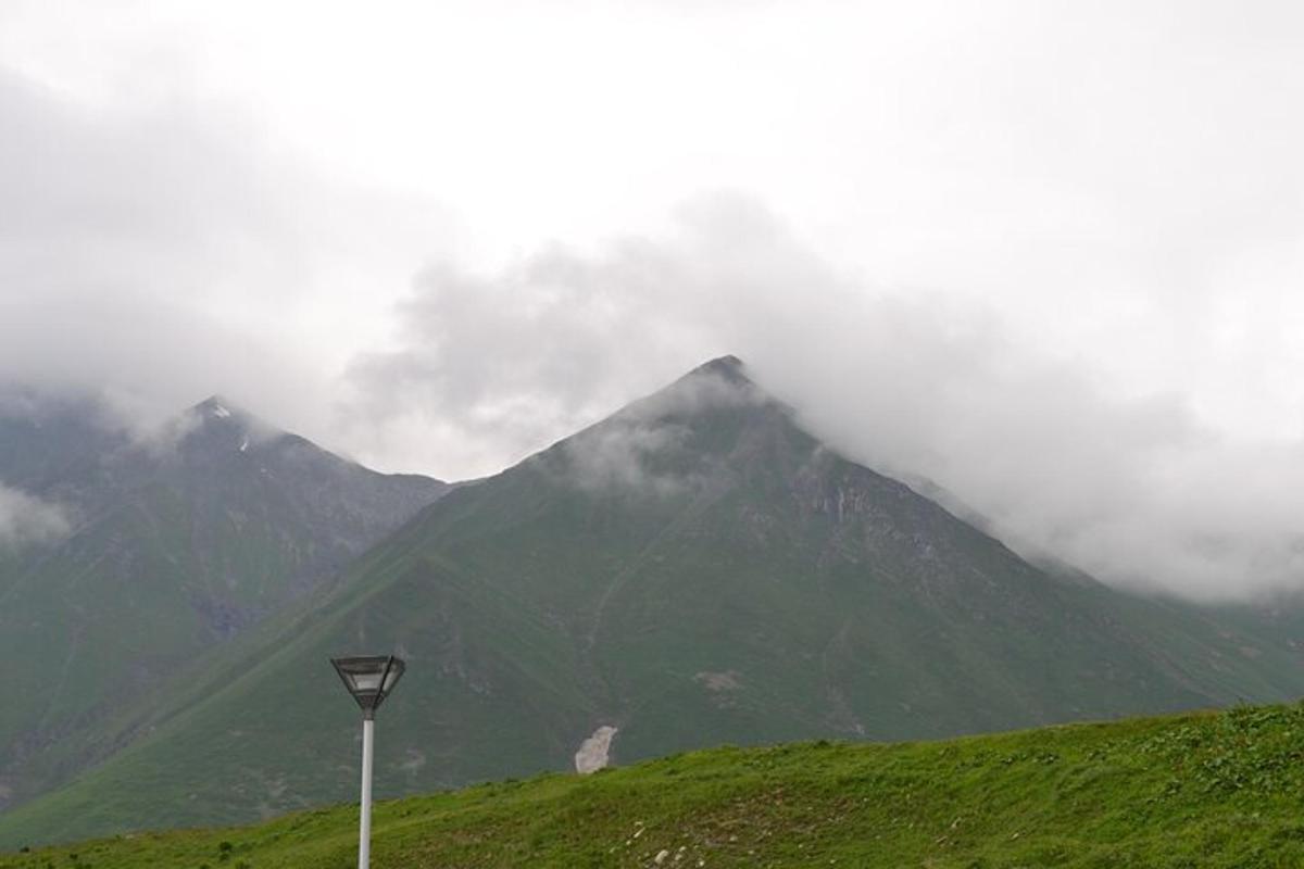 una montagna con un lampione di fronte