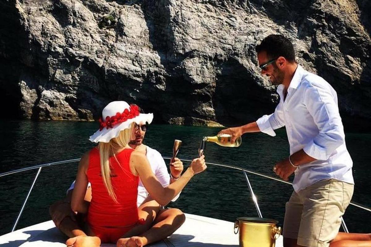 Un hombre sirviéndole una copa de vino a una mujer en un barco.