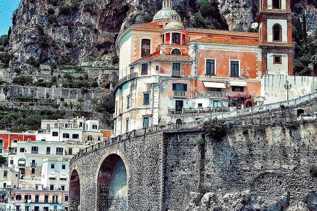 un edificio en la ladera de una montaña