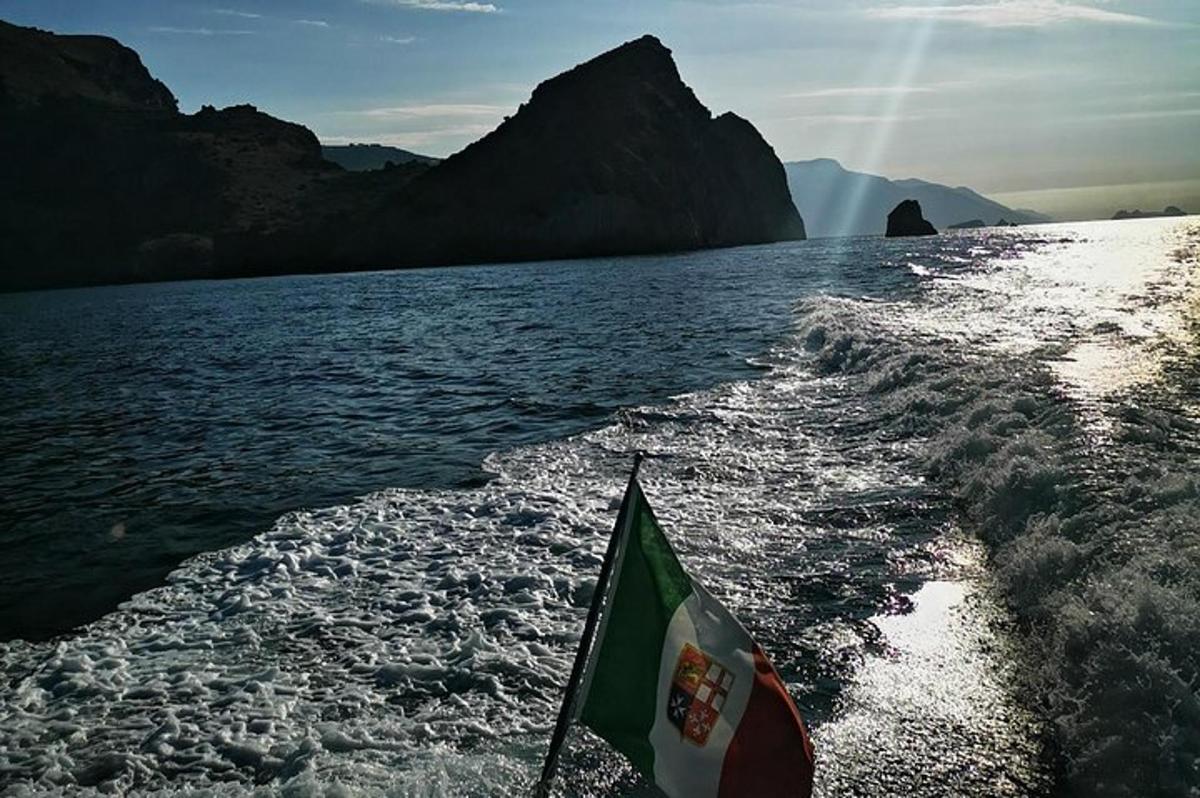 una bandera en la parte trasera de un barco en el agua