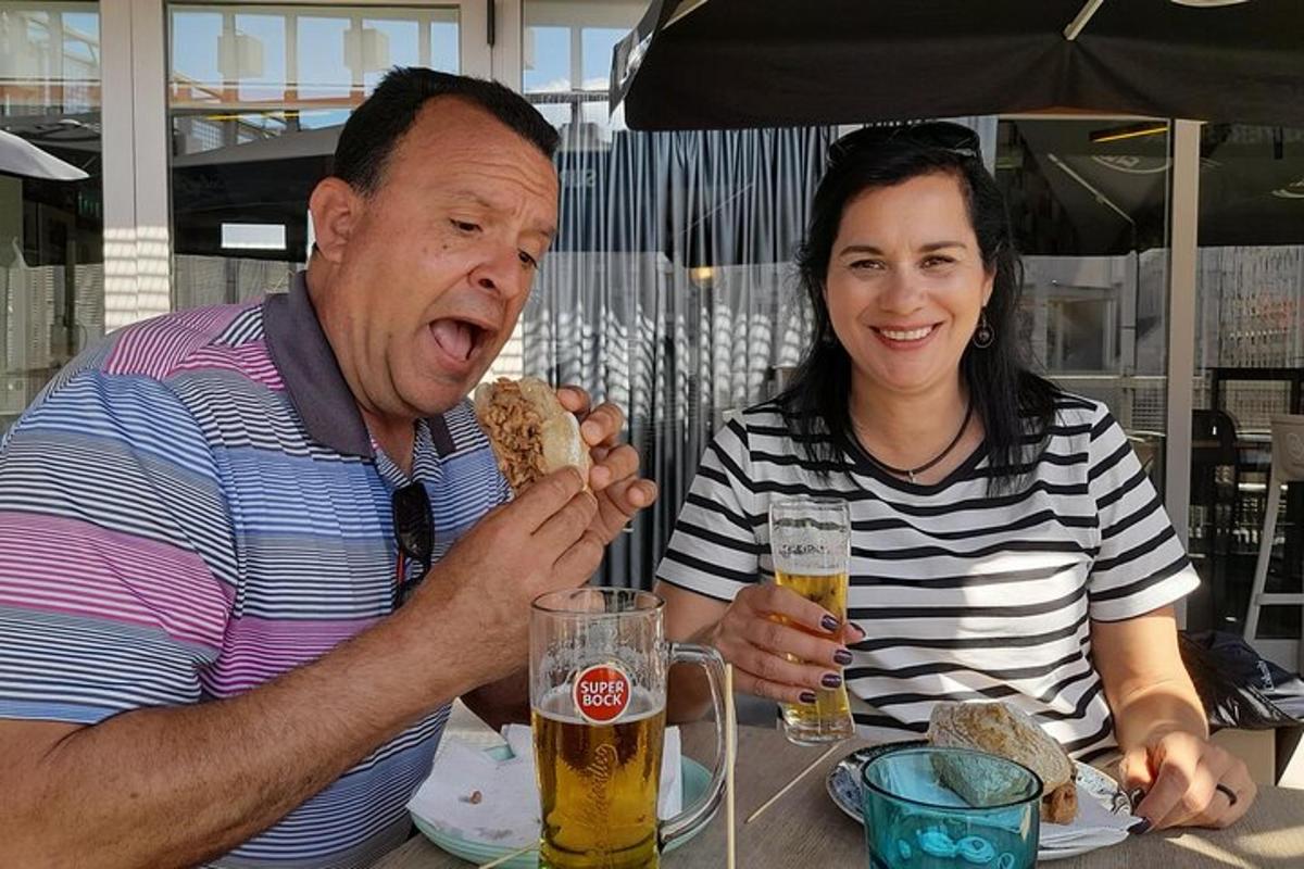 moški in ženska sedita za mizo in jesta hrano