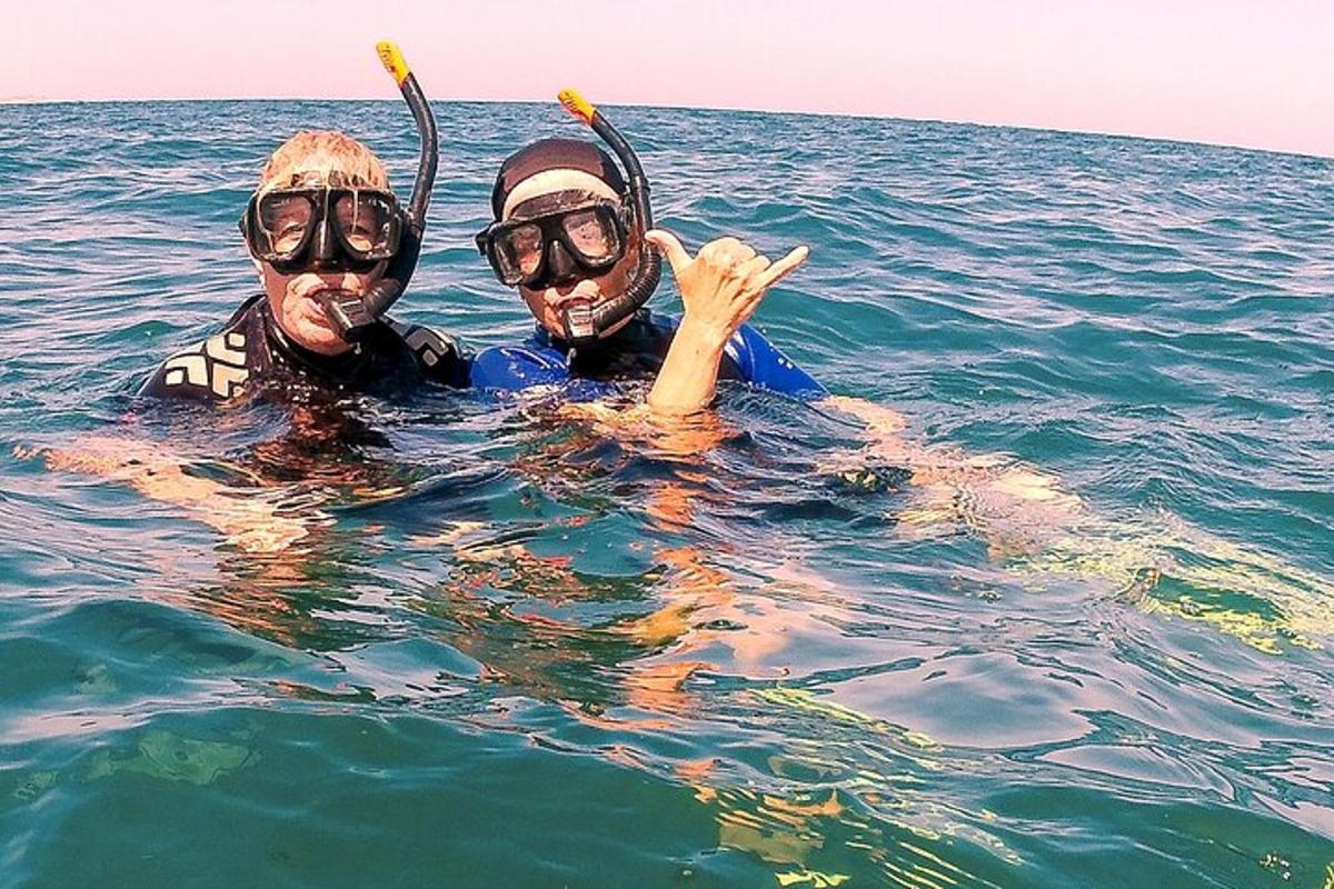 dva lidé ve vodě v oceánu