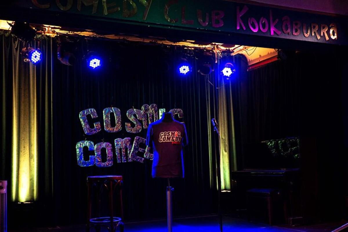 Una habitación con una camiseta en una pared con luces.
