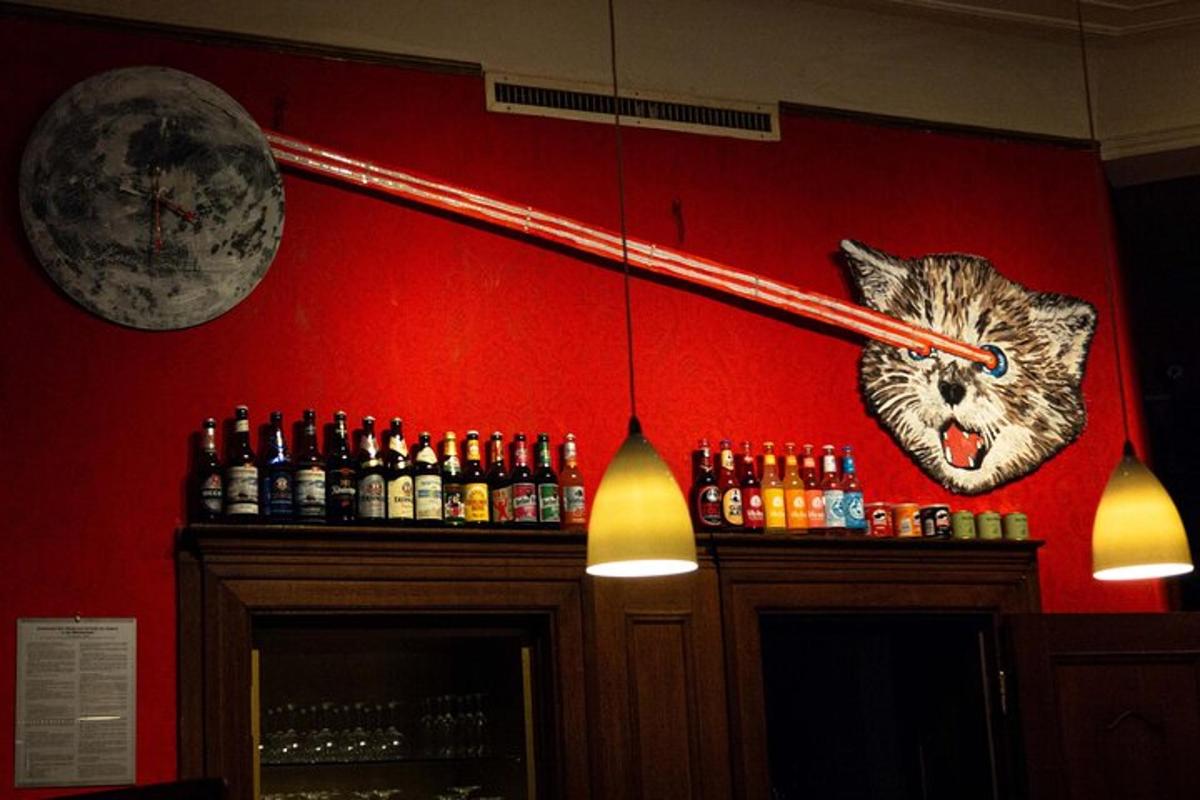 un bar amb una paret vermella amb un bat de beisbol