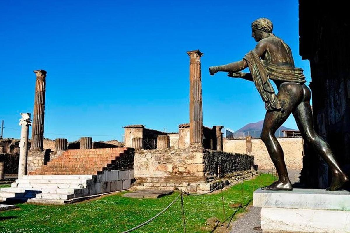 una statua di un uomo in piedi davanti a un edificio
