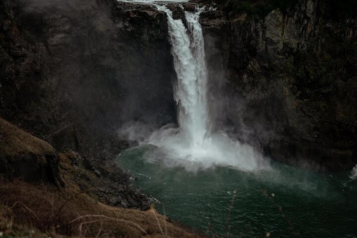 air terjun di dalam gua dengan air hijau di hadapannya