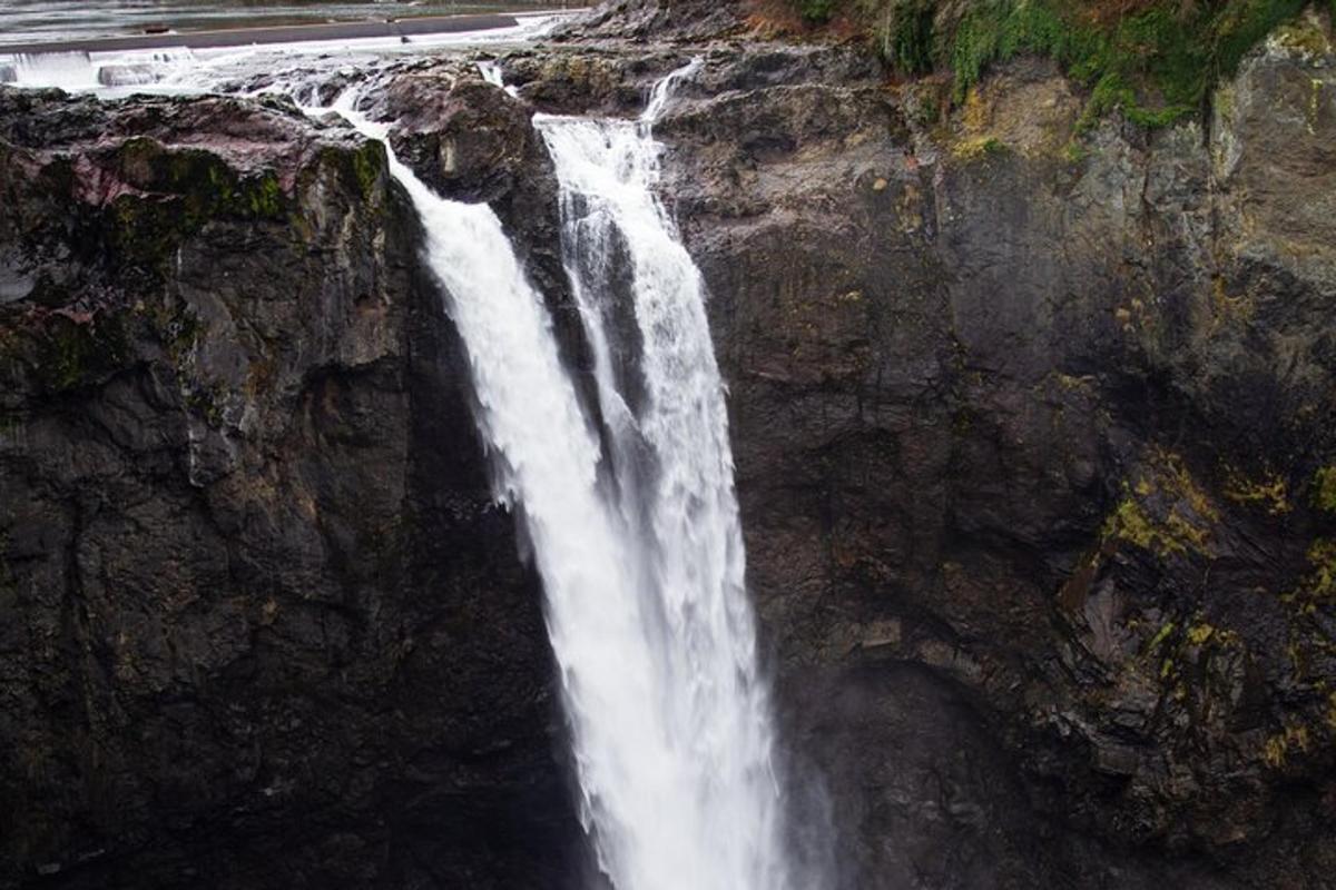uma cachoeira na encosta de uma parede rochosa