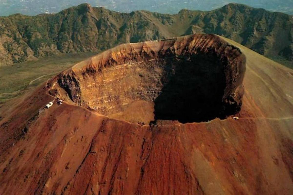 un buco nel fianco di una montagna
