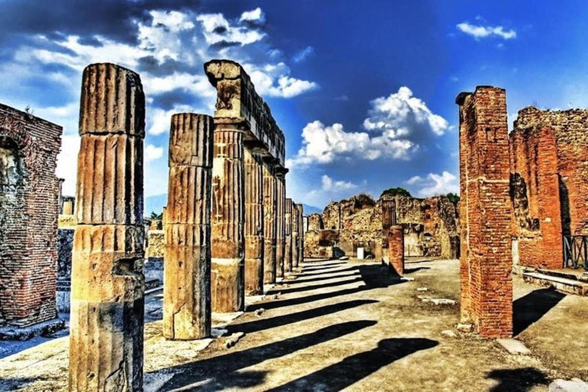 una fila di colonne in un edificio antico
