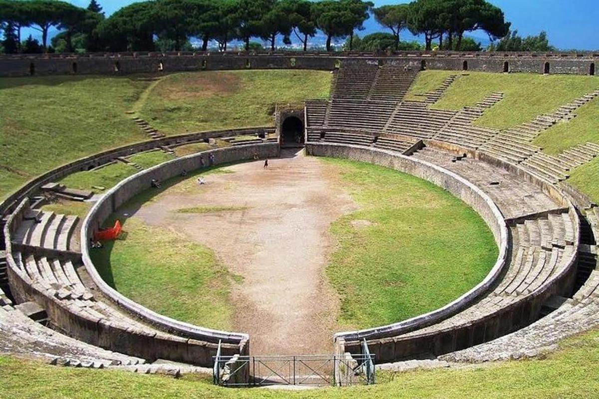 un anfiteatro vuoto con un buco nell'erba