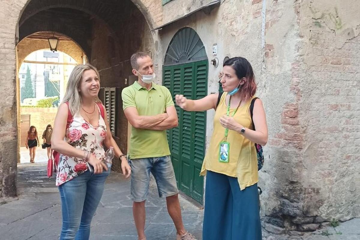muž a dvě ženy stojící vedle budovy