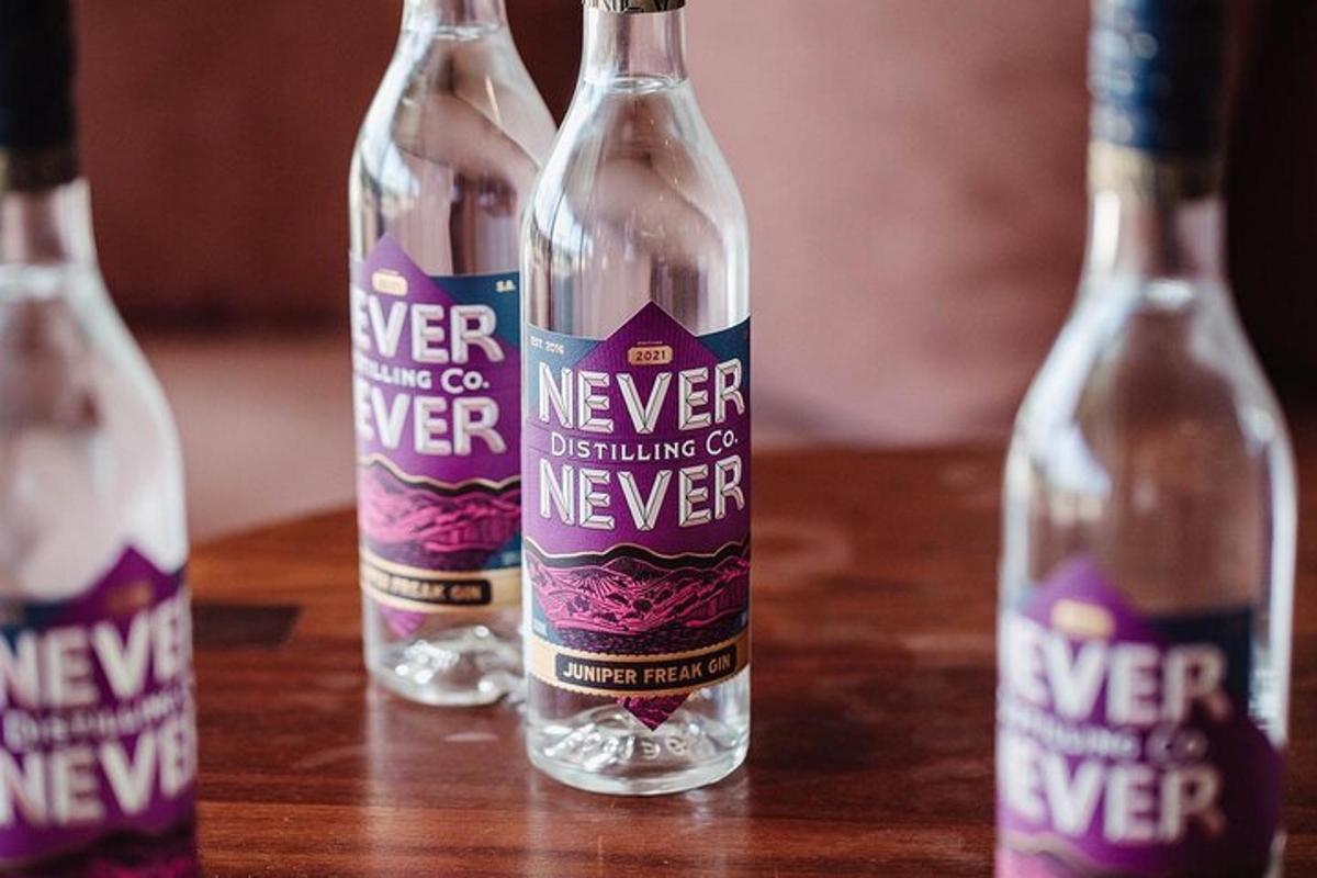 tři lahve minerální vody Evernever na stole