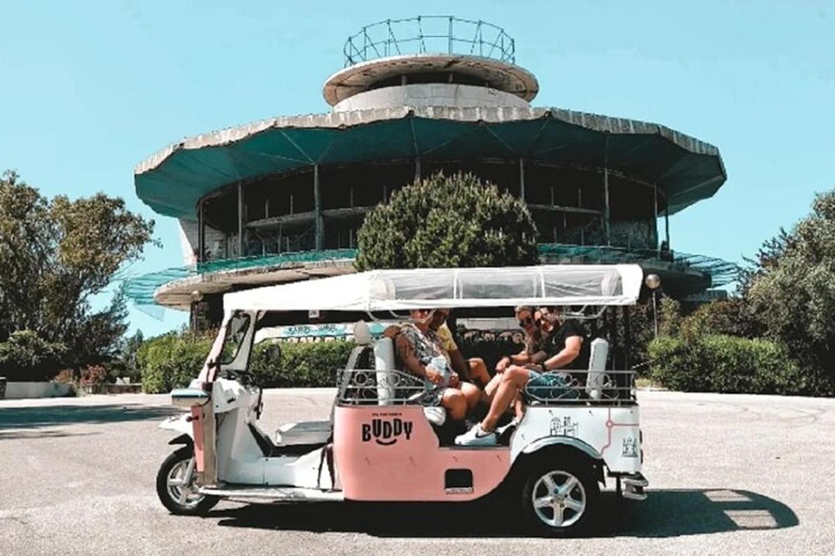 un gruppo di persone sedute su un golf cart