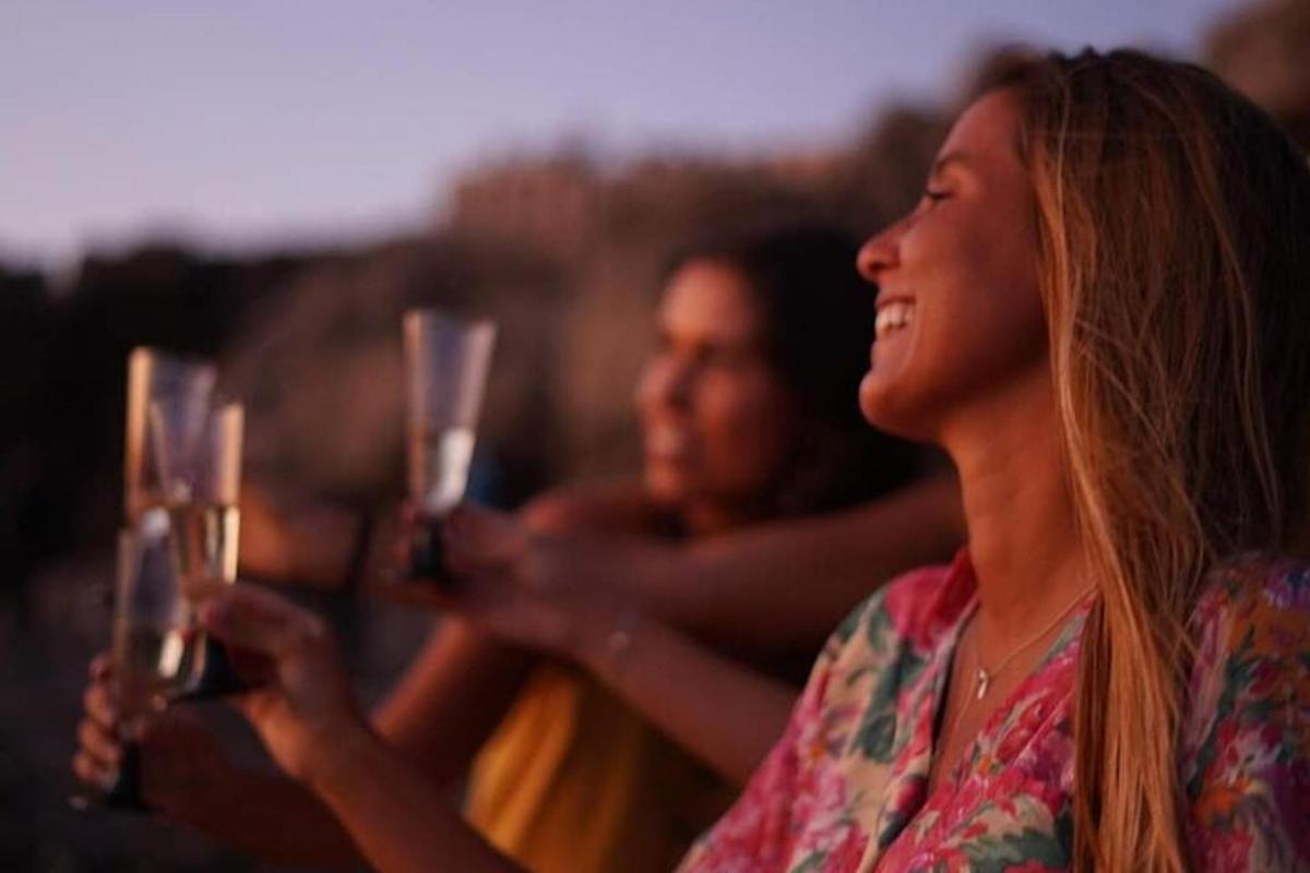 un gruppo di donne che tengono in mano bicchieri di champagne