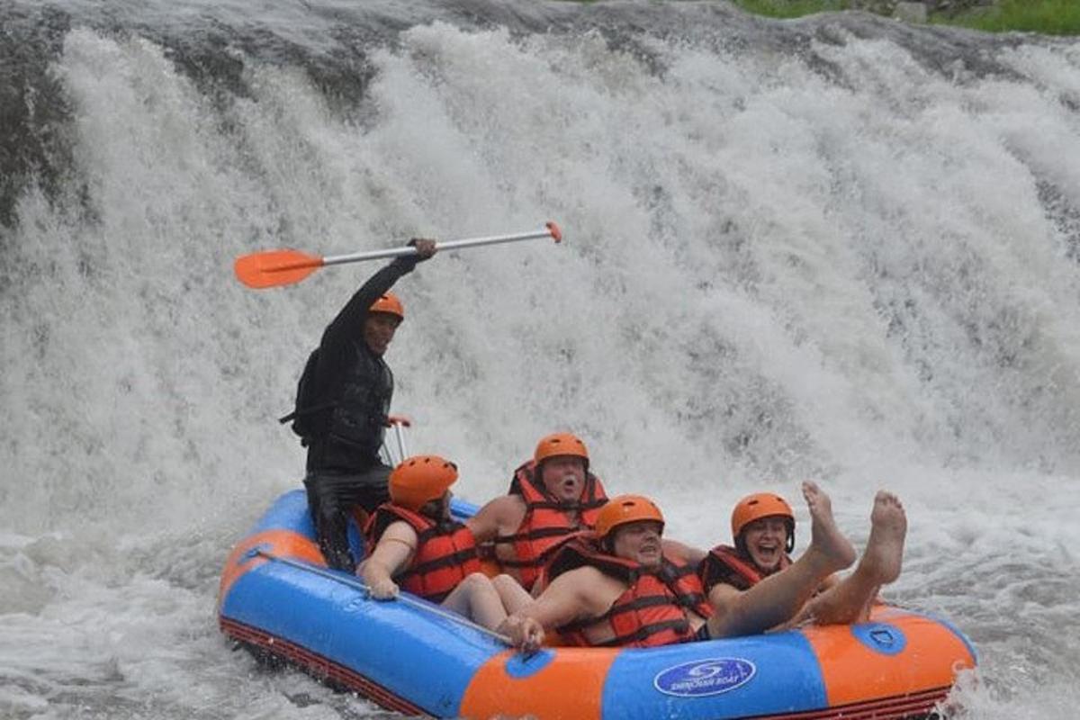 un gruppo di persone su una zattera in una cascata
