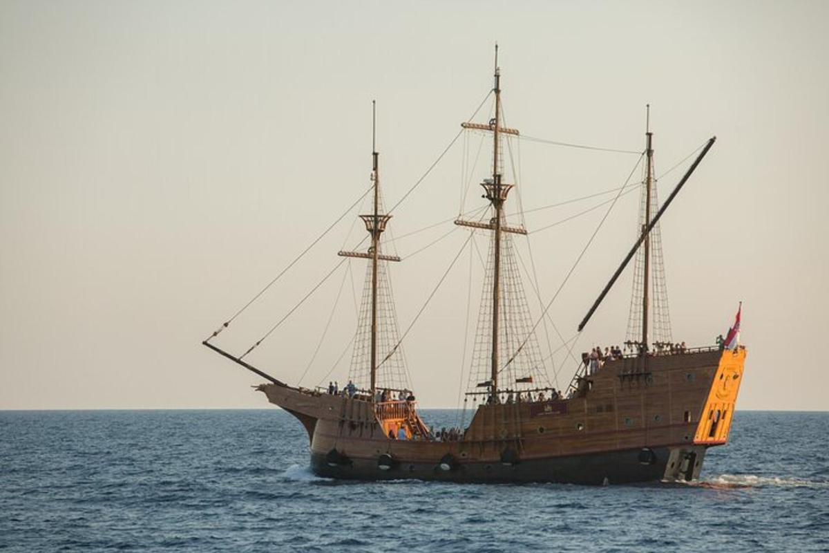 velik čoln, ki sedi v oceanu