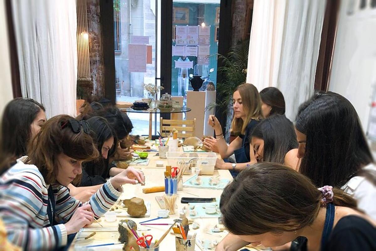 μια ομάδα γυναικών που κάθονται σε ένα τραπέζι τρώγοντας φαγητό