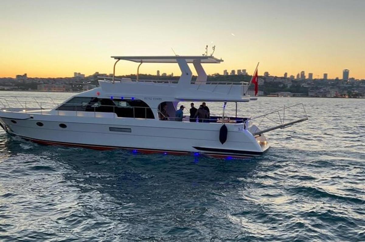 un gruppo di persone su una barca in acqua