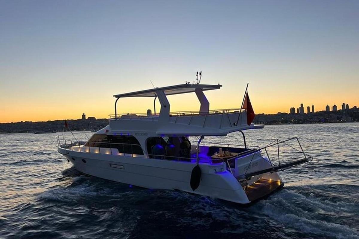 una barca in acqua con persone a bordo
